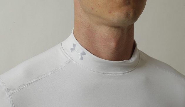 Sportovní funkční triko Under Armour, které je vhodné pro chladnější počasí má zvýšený límec.