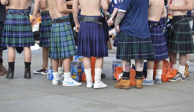 Skotští fanoušci na londýnském náměstí Trafalgar Square před zápasem s Anglií.