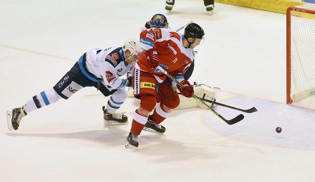Jakub Herman střílí druhý gól Olomouce, nezabránil mu v tom ani obránce Alex Rašner, ani brankář Chomutova Ján Laco.