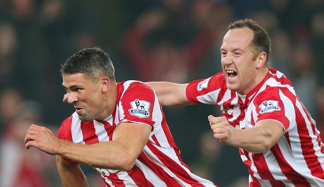 Jonathan Walters (vlevo) oslavuje svoji trefu proti Chelsea. Blahopřát mu běží spoluhráč ze Stoke Charlie Adam.