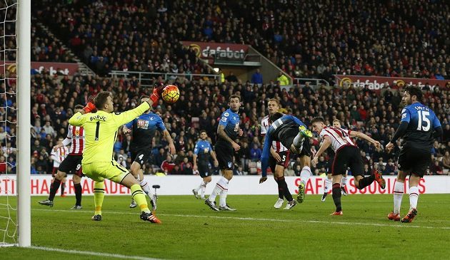 Polský brankář Artur Boruc ze Sunderlandu vyráží pokus Charlieho Danielse z Bournemouthu v zápase 23. kola anglické Premier League.