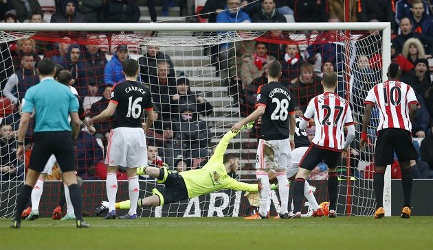 Branka Wahbiho Khazriho ze Sunderlandu proti Manchesteru United v zápase anglické Premier League. De Gea se natahoval marně.