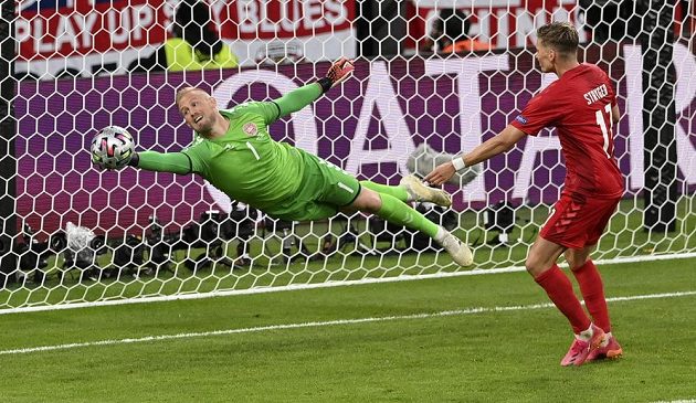 Parádní zákrok dánského brankáře Kaspera Schmeichela v semifinále EURO proti Anglii.