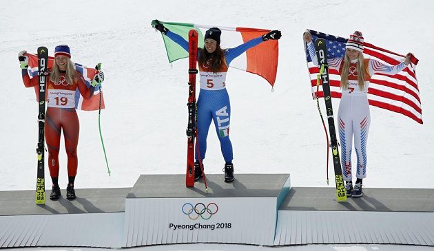 Trio nejlepších sjezdařek. Zleva stříbrná Ragnhild Mowinckelová z Norska, uprostřed zlatá Sofia Goggiaová z Itálie a Američanka Lindsey Vonnová, která získala bronz.