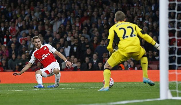 Aaron Ramsey z Arsenalu překonává brankáře Liverpoolu Simona Mignoleta. Gól neplatil pro údajný ofsajd.