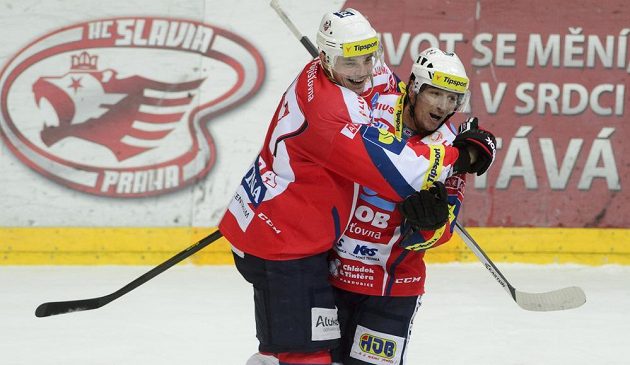 Pardubický obránce Václav Benák (vpravo) a útočník Petr Sýkora se radují z druhého gólu.