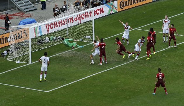 Německý fotbalista Mats Hummels dává druhý gól proti Portugalsku na MS v Brazílii.