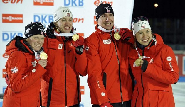 Norská štafeta, zleva Tora Bergerová, Tarjei Böe, Emil Hegle Svensen a Synnöve Solemdalová, se zlatými medailemi.