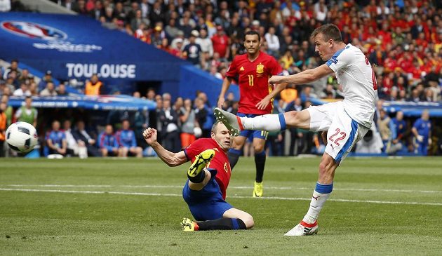 Vladimír Darida měl v samém závěru šanci vyrovnat, jeho střelu však gólman David de Gea (není na snímku) vyrazil.