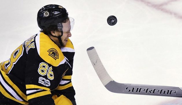 Útočník Bostonu Bruins David Pastrňák dostal ve třetí třetině duelu s Ottawou pukem do helmy.