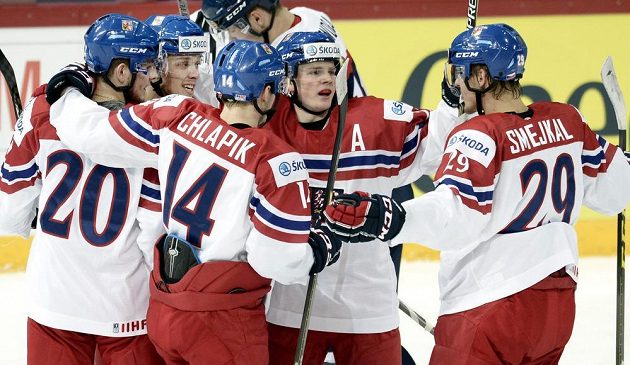 Čeští hokejisté slaví gól proti Slovensku. Zleva Jakub Zbořil, David Pastrňák, Filip Chlapík, David Kaše a Jiří Smejkal.