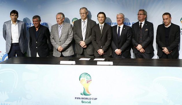 Trenéři všech týmů, které si zahrají listopadovou baráž o MS v Brazílii - zleva Victor Pitura (Rumunsko), Fernando Santos (Řecko), Oleg Fomenko (Ukrajina), Lars Lagerbaeck (Island), Niko Kovač (Chorvatsko), Didier Dechamps (Francie), Erik Hamren (Švédsko) a Portugalec Paulo Bento.