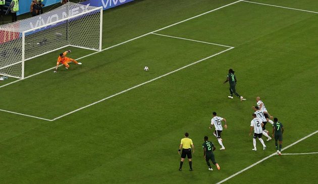 Nigerijec Victor Moses z penalty překonává argentinského brankáře Franca Armaniho.