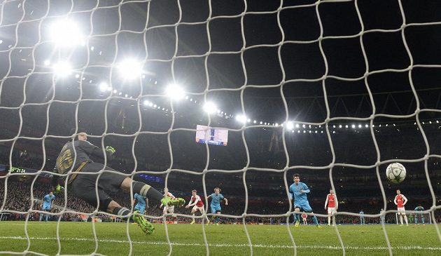 Lionel Messi střílí Petru čechovi druhý gól z penalty, Barcelona vítězí nad Arsenalem 2:0.
