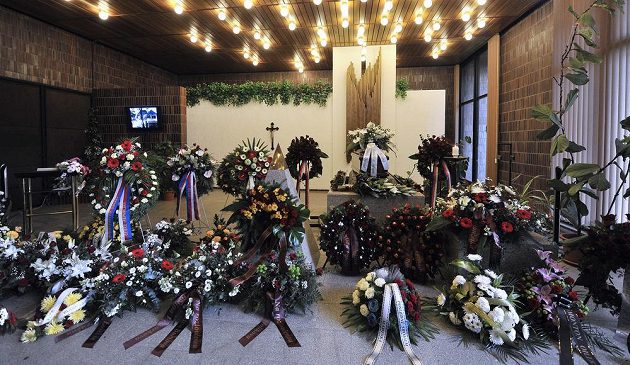Poslední rozloučení s legendárním hokejistou Jaroslavem Holíkem, který zemřel před týdnem ve věku 72 let, se konalo 24. dubna v Jihlavě.