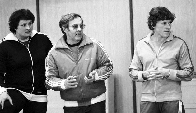 Miroslav Kváč na archivním snímku z 8. února 1981 z halového mistrovství ČSSR v Jablonci nad Nisou s koulařkou Helenou Fibingerovou (vlevo) a běžkyní Jarmilou Kratochvílovou.