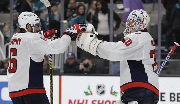 Brankář Washingtonu Capitals Braden Holtby slaví se spoluhráčem Michalem Kempným výhru v utkání NHL.