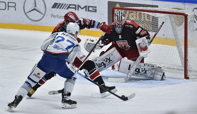Zleva Jakub Orsava z Brna a hráči Hradce Králové Petr Zámorský a brankář Marek Mazanec.