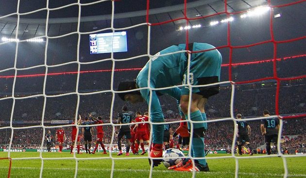 Brankář Arsenalu Petr Čech po inkasovaném gólu v utkání Ligy mistrů na stadiónu Bayernu Mnichov.