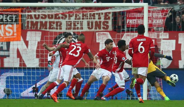 Chilský záložník Alexis Sánchez z Arsenalu v hlučku hráčů Bayernu. Přesto dokázal skórovat.