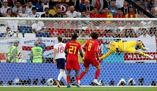 Anglický brankář Jordan Pickford inkasuje gól po střele Belgičana Adnana Januzaje.