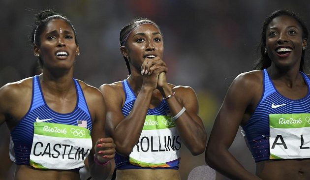 Dokonalým americkým triumfem skončilo finále 100 m překážek (zleva) bronzová Kristi Castlinová, zlatá Brianna Rollinsová a stříbrná Nia Aliová.