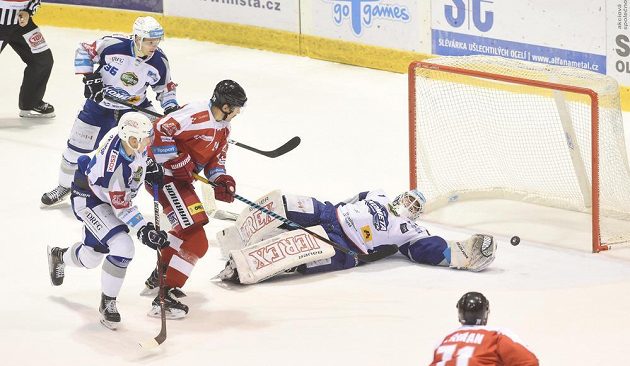 Zleva Jakub Krejčík a Martin Nečas z Brna, Vilém Burian z Olomouce a brankář Brna Marek Čiliak.