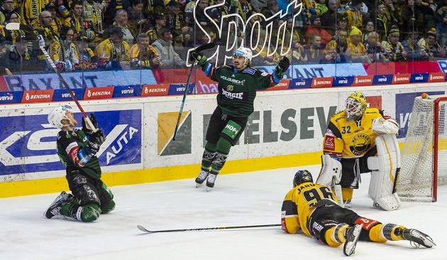 Tomáš Mikúš z Karlových Varů a Martin Kohout z Karlových Varů se radují z gólu. Přihlížejí Richard Jarůšek z Litvínova a brankář Litvínova Jaroslav Janus.
