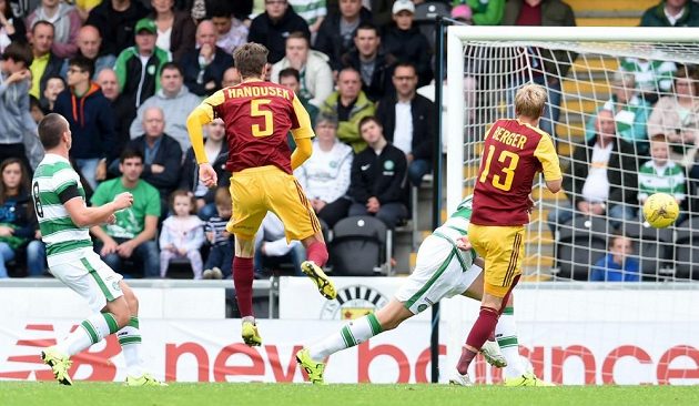 Záložník Marek Hanousek ukazuje, že právě vstřelil druhý ze svých tří gólů v zápase proti Celticu Glasgow.