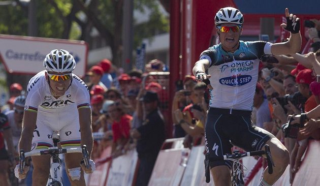 Cílová čára - Belgičan Philippe Gilbert (vlevo) těsně nestačil na Zdeňka Štybara.