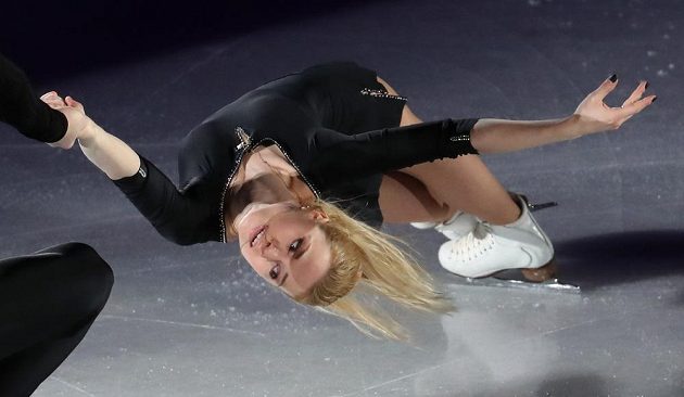 Ruská sportovní dvojice Jevgenija Tarasovová a Vladimir Morozov při exhibici.