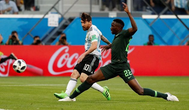 Argentina jde do vedení. Skóre otevřel Lionel Messi (10). Marně se natahuje Nigerijec Kenneth Omeruo.