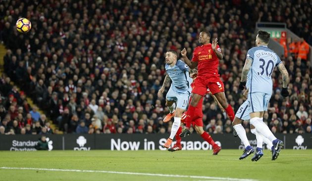 Georginio Wijnaldum z Liverpoolu (č. 5) střílí gól proti Manchesteru City v zápase 19. kola Premier League.