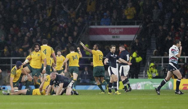 Je dobojováno! Australané se radují z postupu do semifinále MS, vpravo opouští trávník rozhodčí Craig Joubert.