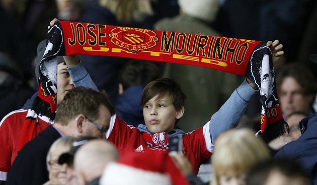 Louise van Gaala už fanoušci Manchesteru United odepsali? Před utkáním s Chelsea se na Old Trafford prodávaly šály s podobiznou Josého Mourinha.
