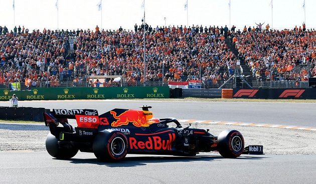 Nizozemec Max Verstappen na trati kvalifikace na VC Nizozemska v Zandvoortu.