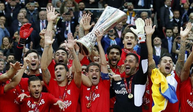 Obrovská radost hráčů Sevilly - kapitán Španělů Fernando Navarro zvedá trofej pro vítěze Evropské ligy.