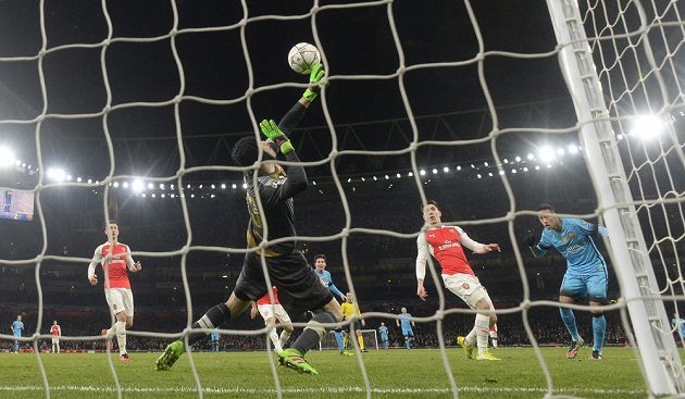 Petr Čech v nastaveném čase přidal další skvělý zákrok proti hlavičce Neymara.
