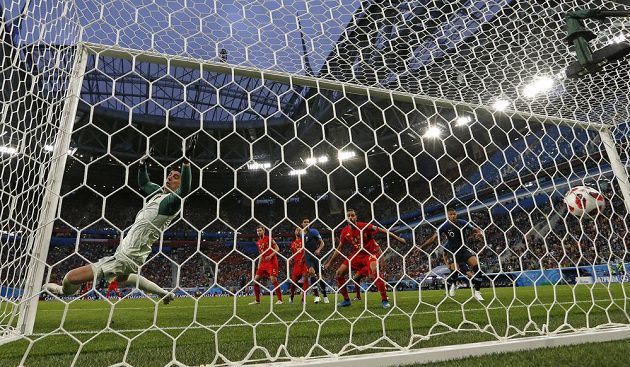 Na hlavičku Samuela Umtitiho (není na snímku) belgický brankář Thibaut Courtois nedosáhl.