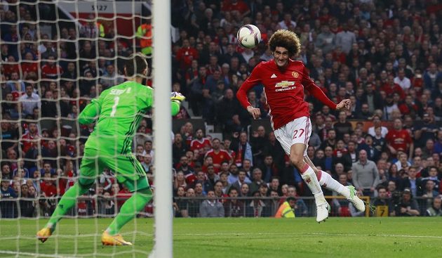 Marouane Fellaini střílí vedoucí gól Manchesteru United proti Celtě Vigo v odvetě semifinále Evropské ligy.