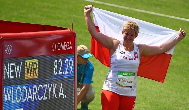 Anita Wlodarczyková s polskou vlajkou a připomínkou jejího nového světového rekordu.
