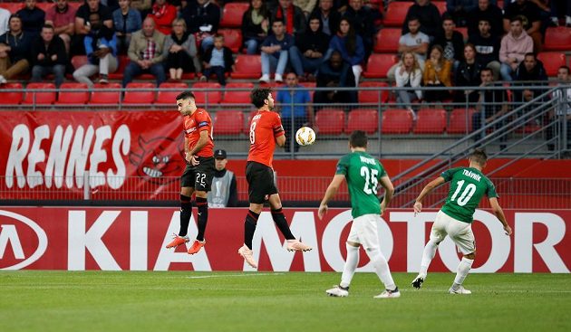 Jablonecký Michal Trávník (10) pohotově obstřelil špatně postavenou zeď Rennes a srovnal. 