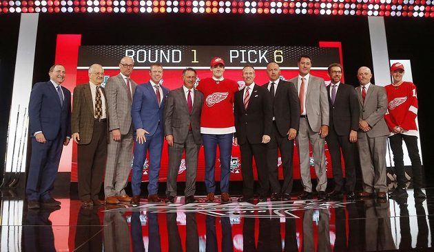 Filip Zadina (uprostřed) na draftu NHL 2018 s organizací Detroit Red Wings.