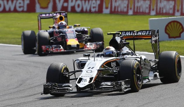 Sergio Pérez (vpředu) ze stáje Force India před Australanem Danielem Ricciardem z Red Bullu, jenž ve Spa nakonec nedojel a loňské vítězství tak neobhájil.
