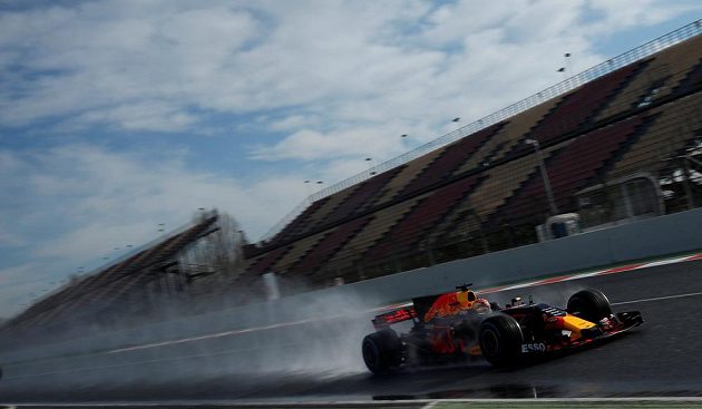 Nebe modré, dráha ale díky kropicím vozům mokrá. Max Verstappen s vozem Red Bull při testech pneumatik do deště.