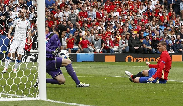 Petr Čech v první půli skvěle zlikvidoval střelu Alvara Moraty (vpravo) z bezprostřední blízkosti.