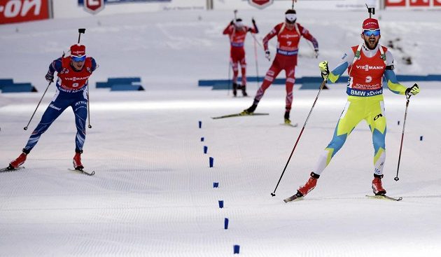 Cílová rovinka závodu na 15 km s hromadným startem. Vpravo vítěz Jakov Fak ze Slovinska, vlevo stříbrný Ondřej Moravec.
