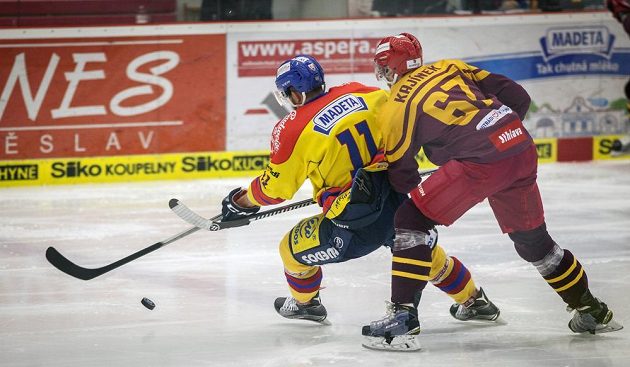 Českobudějovický Miroslav Čermák a David Kajínek z Jihlavy v souboji během utkání 4. kola baráže o hokejovou extraligu.