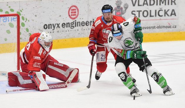 Zleva brankář Olomouce Jan Lukáš, Jan Káňa II z Olomouce a Valentin Claireaux z Mladé Boleslavi.