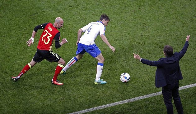 Ital Matteo Darmian (uprostřed) si kryje míč před Belgičanem Laurentem Cimanem. Vpravo trenér Italů Antonio Conte.